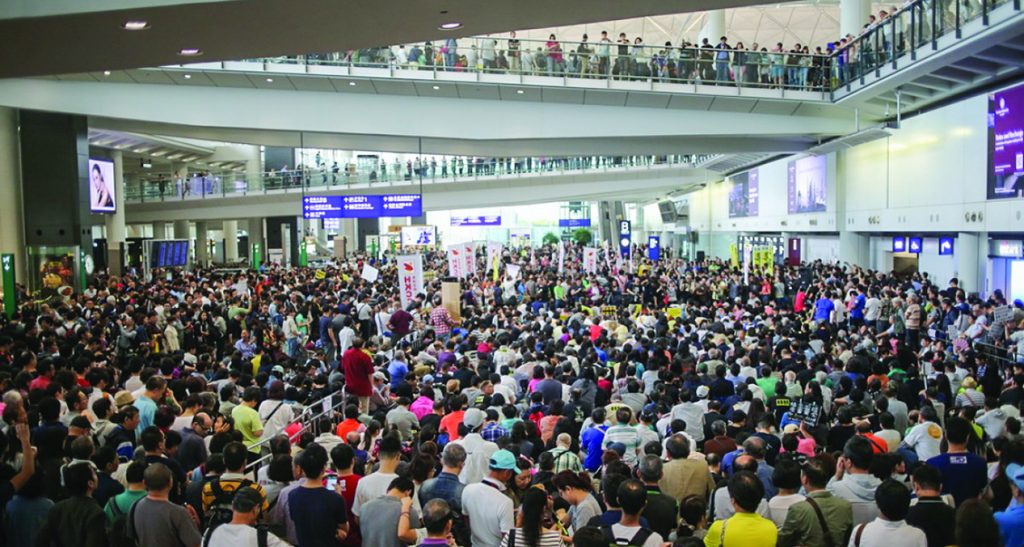 香港空勤人員總工會日前就事件,於機場接機大堂舉行靜坐。