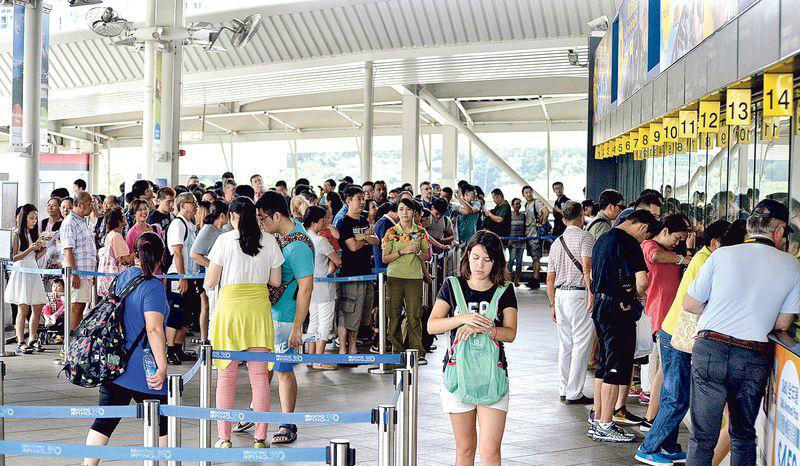黃金周首兩日整體旅客量有四十五萬六千人次,按年升約百分之五。