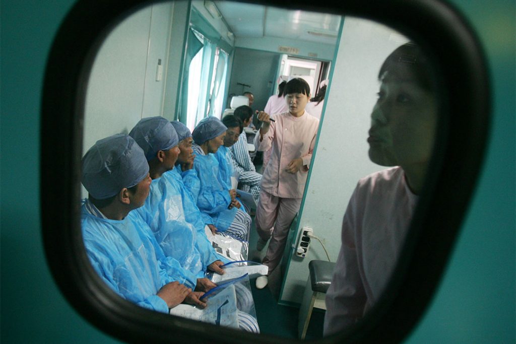 廣東省人民醫院的醫生除正在病患崗位外全體總動員,搶救被砍三十多刀生命危在旦夕的口腔科陳仲偉主任。