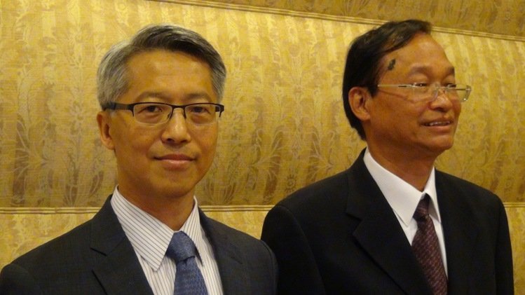中研院準院長廖俊智6日上午在洛杉磯舉辦記者會,右為駐洛杉磯經文處科技組組長張揚展。