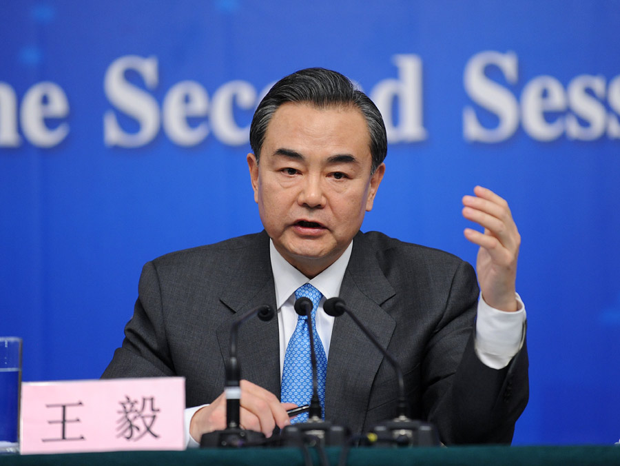 中國外交部長王毅出訪加拿大,並於1日與加拿外交部長回答記者提問。