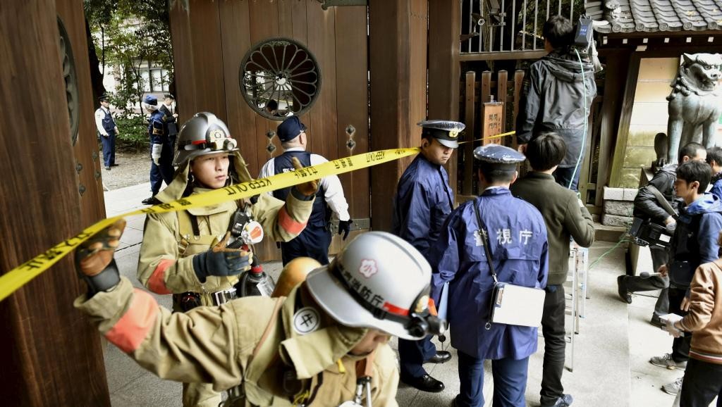 警察和消防人员在发生爆炸的靖国神社前。（2015年11月23日 路透社）