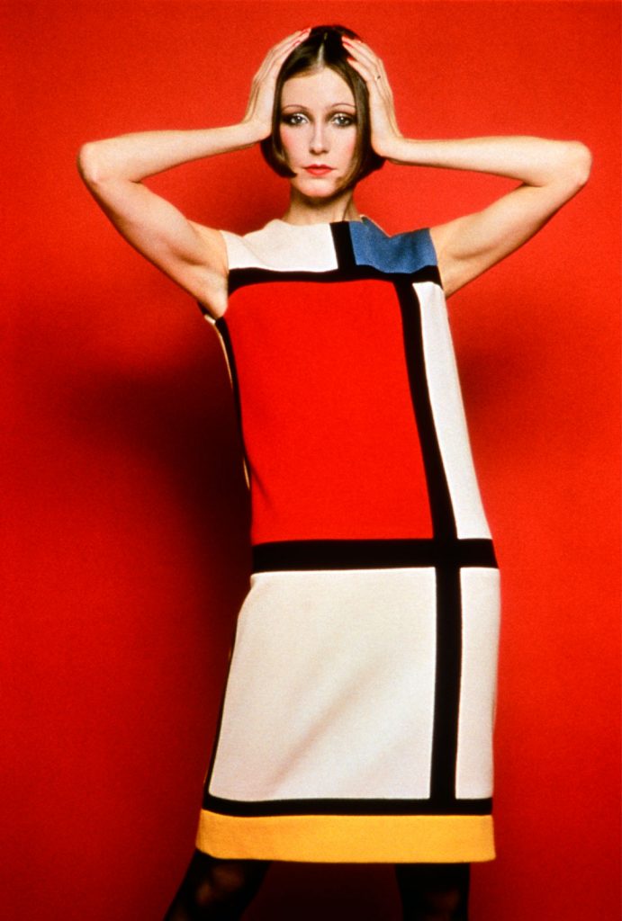 SG hist., Mode, 1960er Jahre, "Robe Mondrian" von Yves Saint Laurent, Herbst/Winter Kollektion 1965 / 1966, 1960er Jahre, Piet Mondrian, Kleid, grafisch, graphisch, Muster, Saint-Laurent, Model, Halbfigur, H‰nde am Kopf, ~ fashion, 1960s, "Robe Mondrian", by Yves Saint Laurent, fall / winter collection 1965 / 1966, 60s, historic, historical, Piet Mondrian, dress, graphic, pattern, Saint-Laurent, model, half length, hands on head, YSL, 20th century, people,