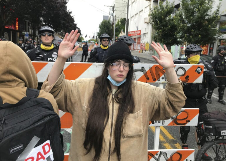西雅圖警方終奪回東區分局 清除「CHOP」區域