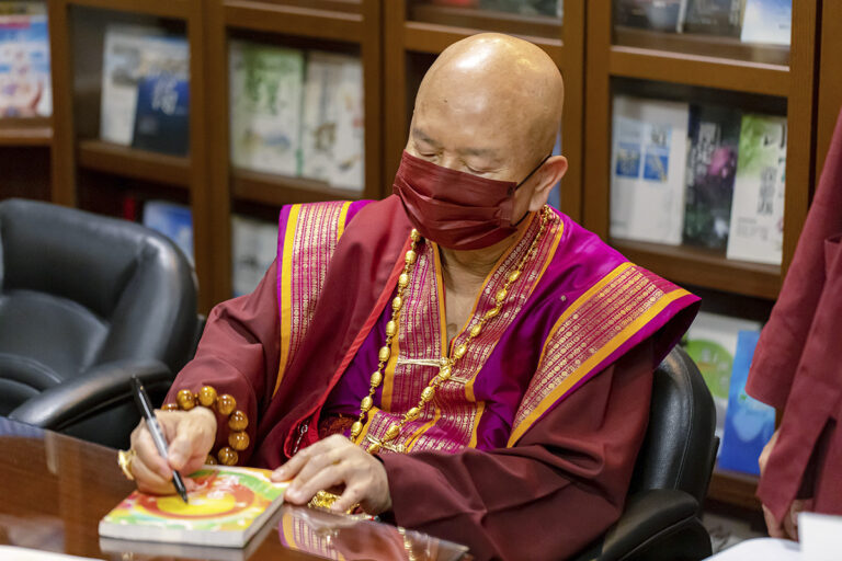 蓮生活佛77歲生日慶典 「七旬老僧述心懷」簽書會