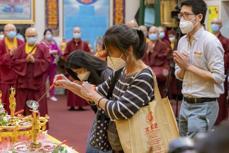 西雅圖雷藏寺浴佛法會    蓮生活佛開示清淨法義