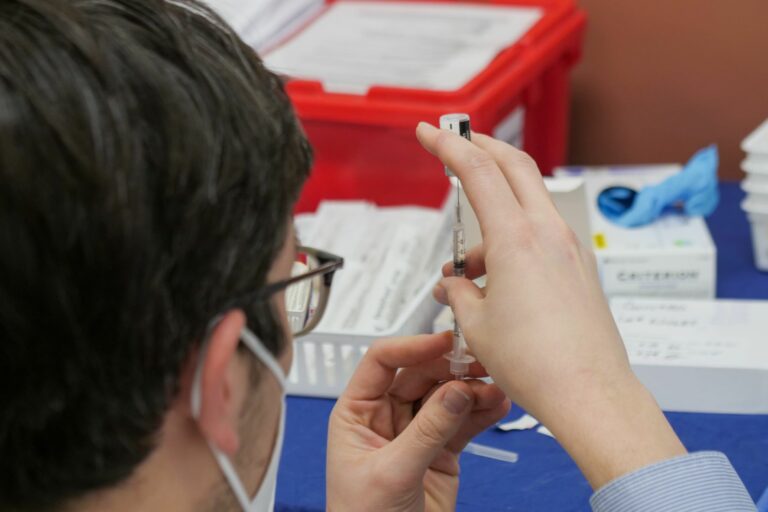 福奇支持返校前強制教職工接種疫苗