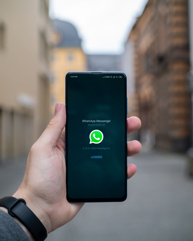 Facebook 曾表示它不會讀取 WhatsApp內容  但一項調查發現其在審查