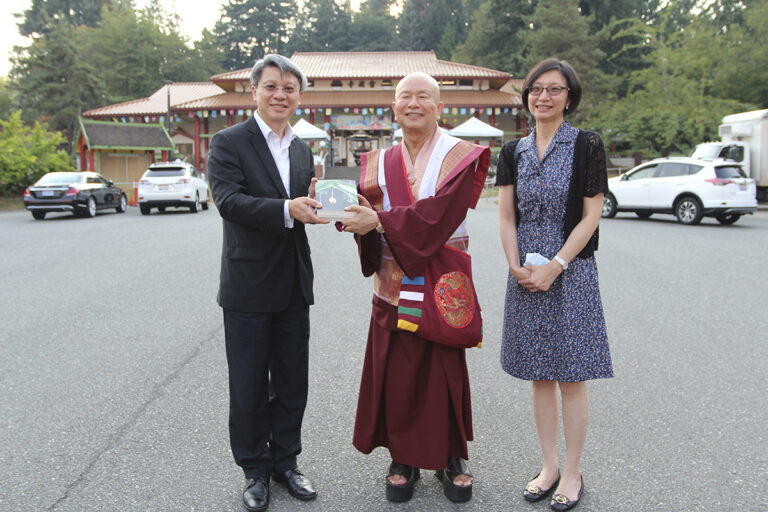 經文處處長與僑教中心主任來訪 蓮生活佛暢談世事佛法