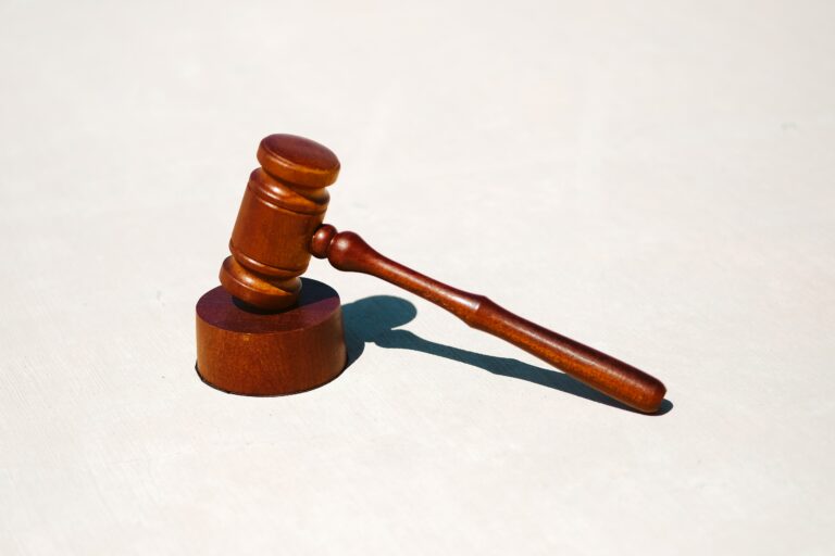 華州州警、公務員等就疫苗強制令起訴州長
