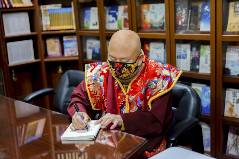 蓮生活佛小語與小詩簽書會 赤子心如蓮花不染污泥