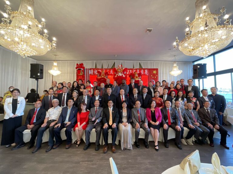彩旗飘飘国庆到 海外同贺喜盈盈
