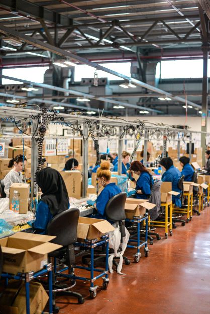 美國製造業活動連續兩月收縮 價格緩和