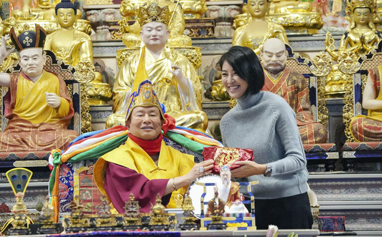莲生活佛主持新春祈福大法会 菩萨从不为己只想帮助众生