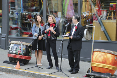 From left to right, Shannon Lee, Lee’s wife Linda Lee Cadwell, and Lee’s schoolmate Alan Lai, share memories of Bruce Lee at the opening ceremony. Photo by Senhao Liu. From left to right, Shannon Lee, Lee’s wife Linda Lee Cadwell, and Lee’s schoolmate Alan Lai, share memories of Bruce Lee at the opening ceremony. Photo by Senhao Liu.