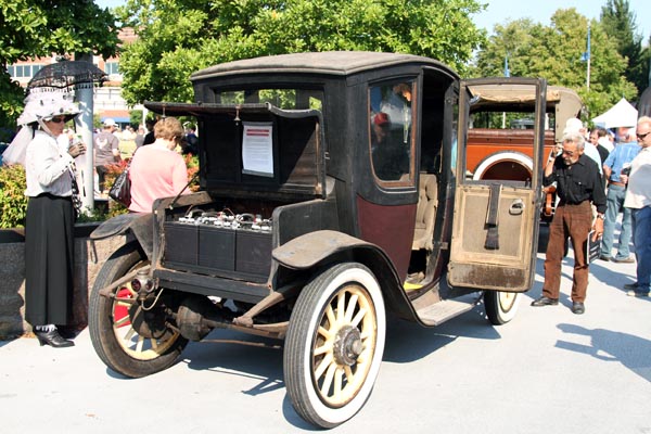1913 Waverley Electric limousine