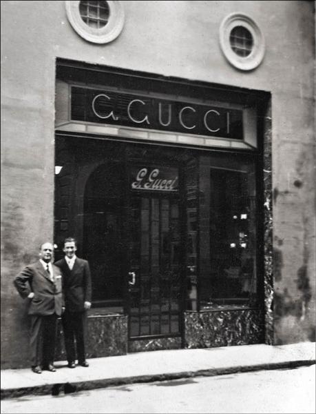 1921 G..Gucci皮件店誕生Guccio Gucci於佛羅倫斯開設第一家以自己姓氏為名的皮件精品店，以馬術皮具為主。